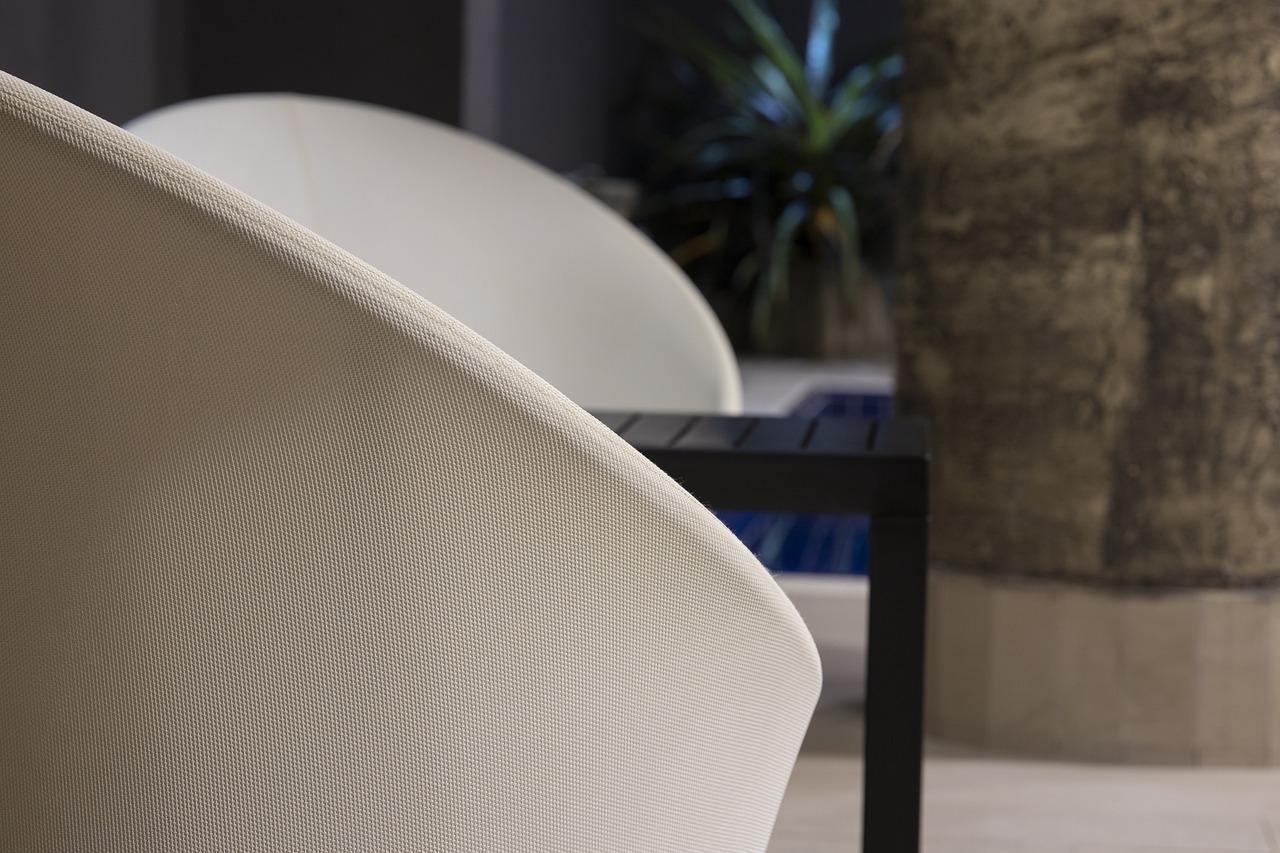 5. 调节椅背深度