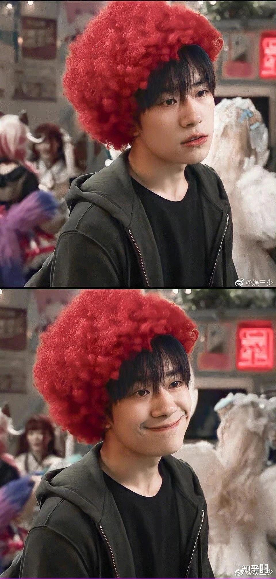 请问有没有易烊千玺在送你一朵小红花中戴着红色假发的照片一张不笑一