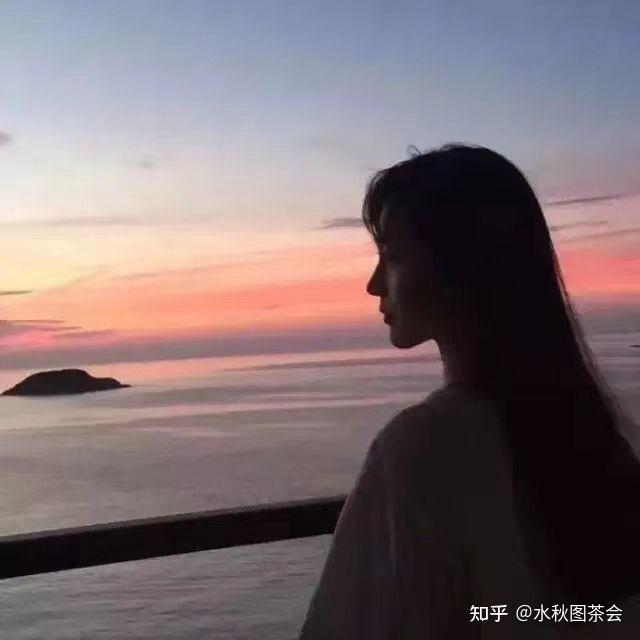 有没有侧脸看天空的女头像
