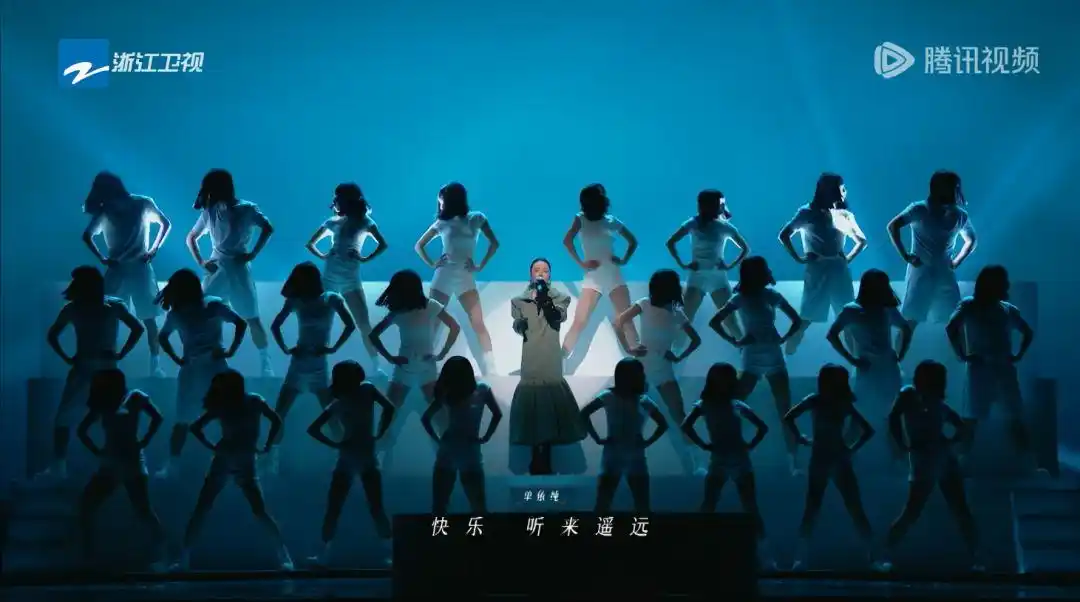 如何看待单依纯《国乐无双》《好想谈恋爱》舞美被网友指出和安室奈美惠《Mint》MV 高度相似？