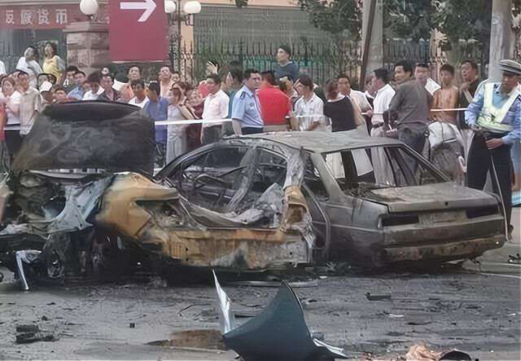 左边是爆炸的本田,右边较为完整的是被波及的出租车