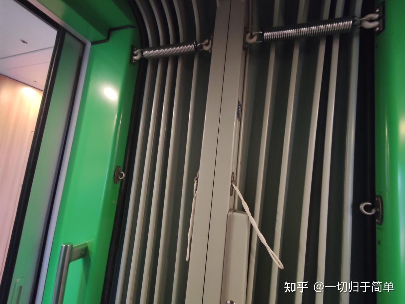 为何火车车厢连接处的车门打开后噪音会突然变大? - 知乎