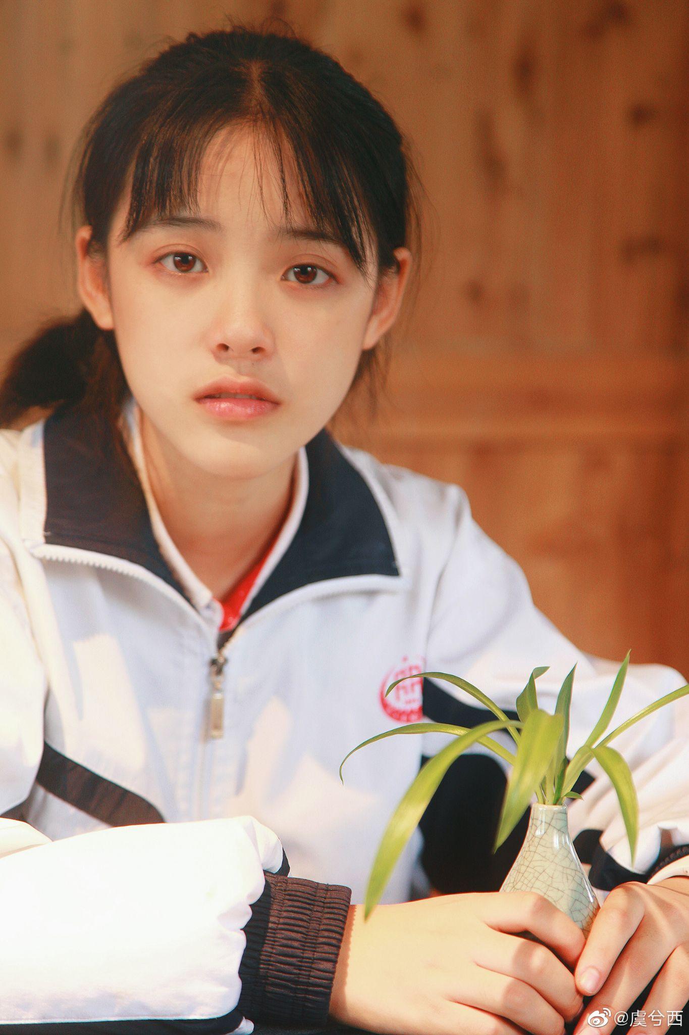 高中时素颜就好看的女生长大化妆后岂不是逆天吗