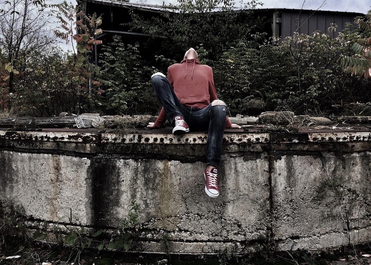 牛仔卫衣配什么裤子