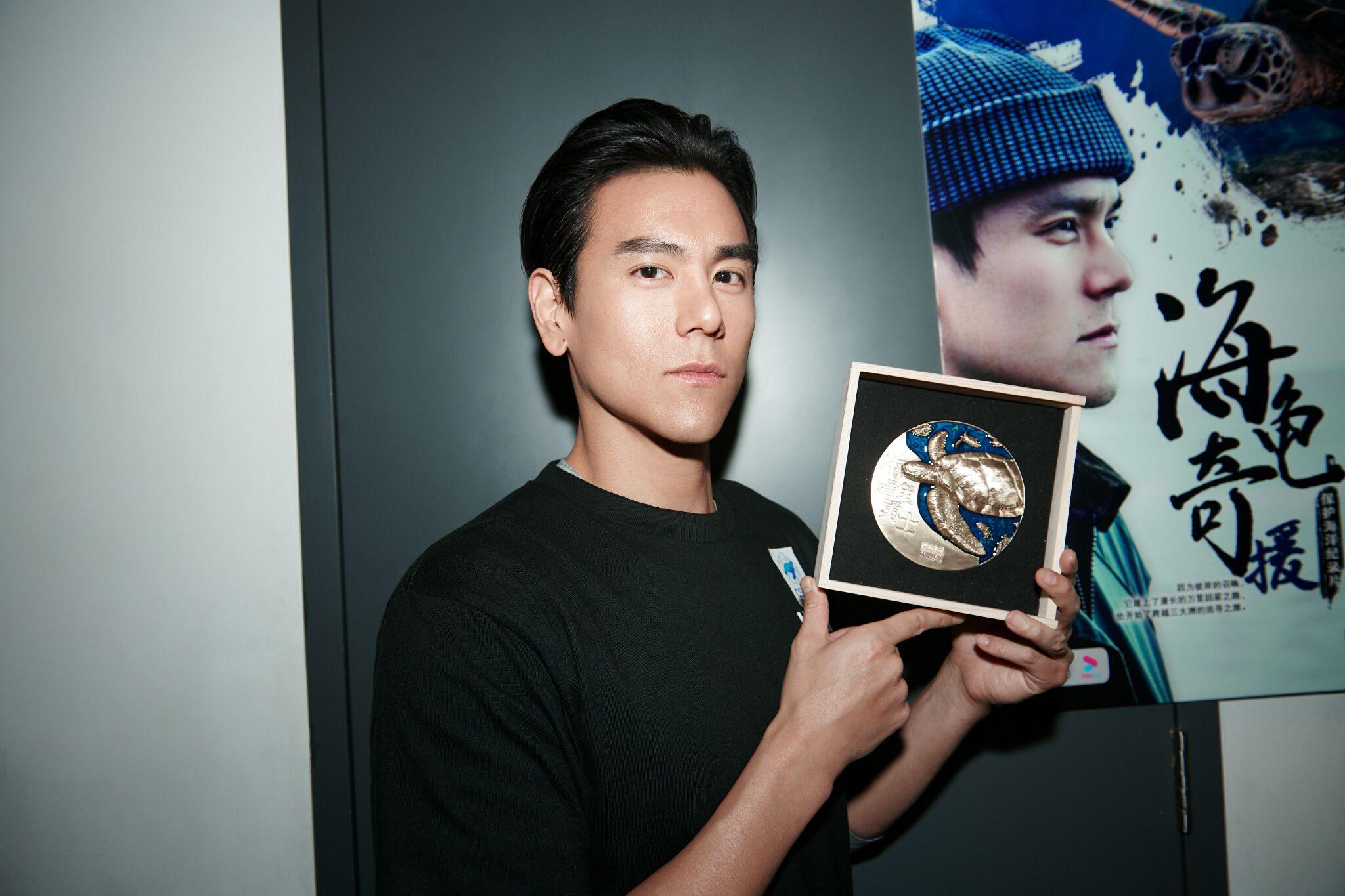 有哪些适合做壁纸的彭于晏照片? - 知乎