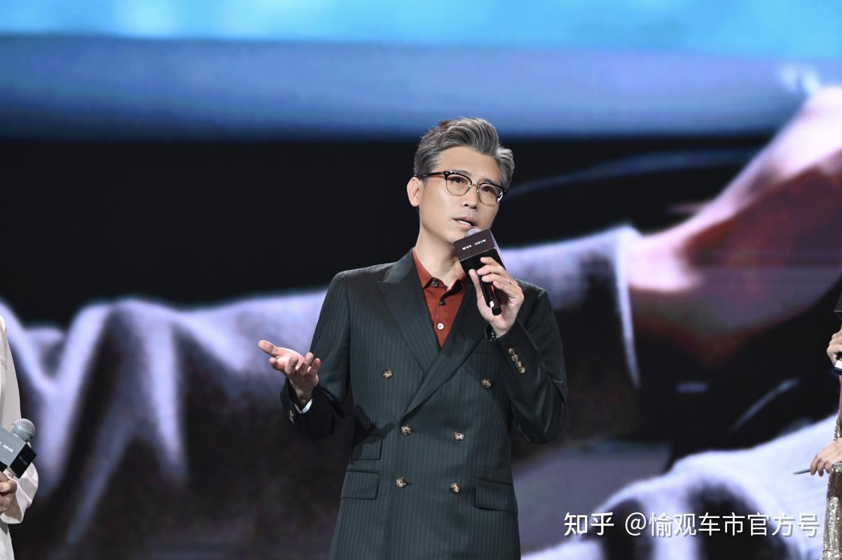 人在舞台上唱歌
中度可信度描述已自动生成