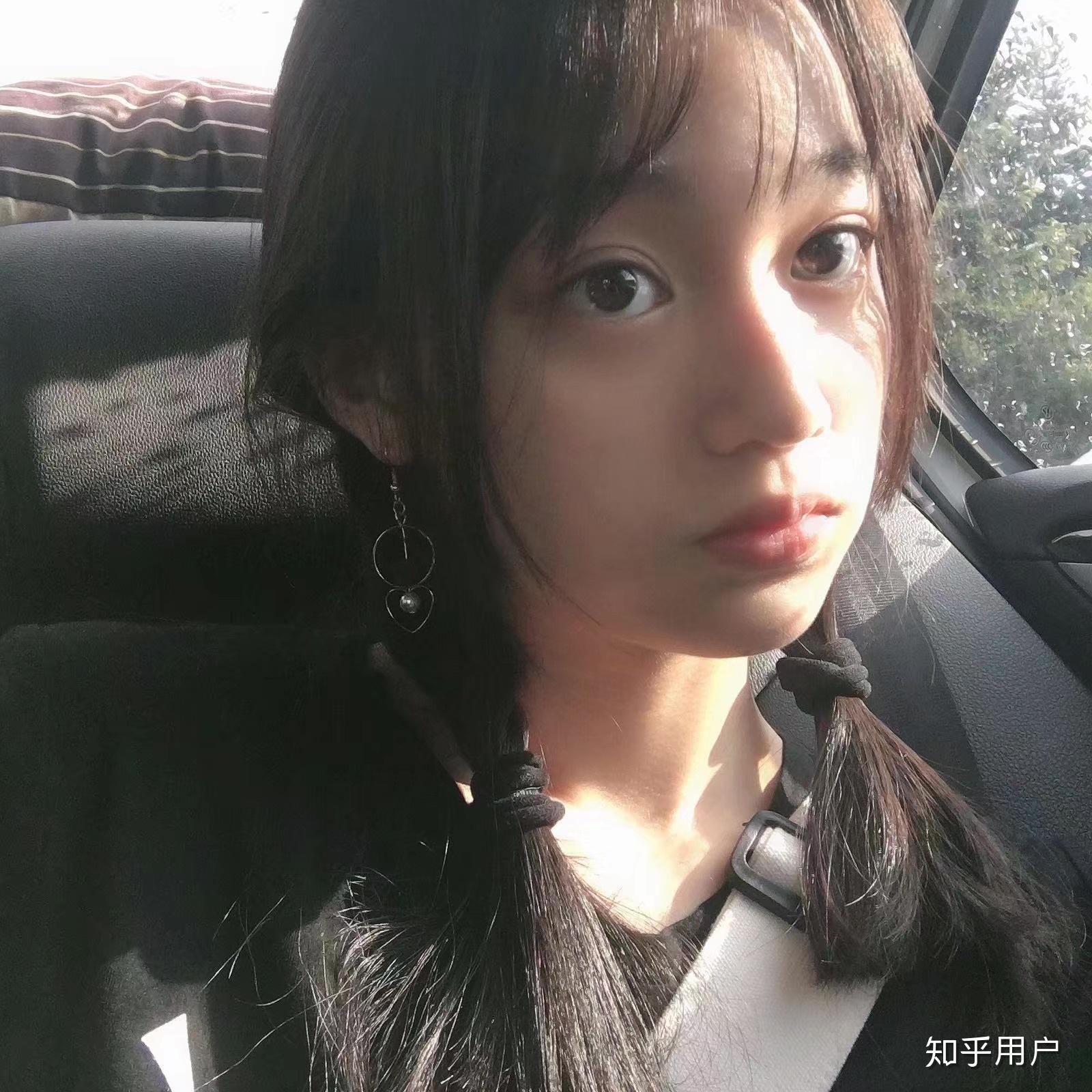 高中时素颜就好看的女生长大化妆后岂不是逆天吗? 