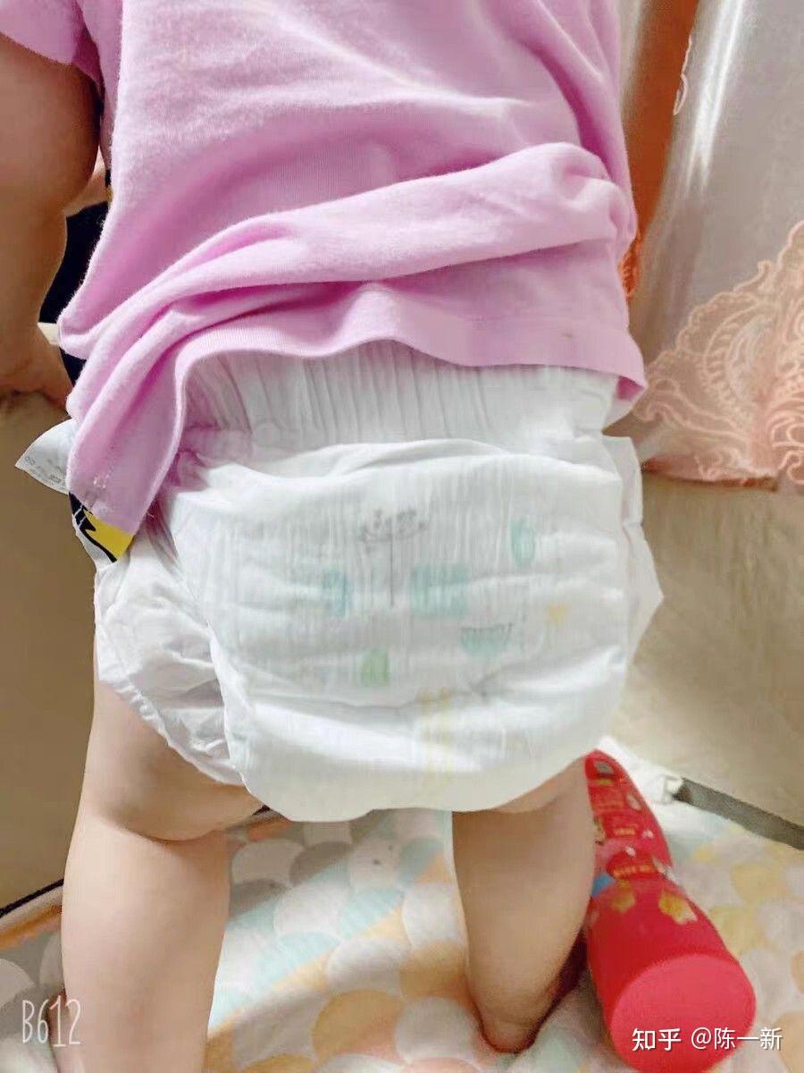 1打开纸尿裤,先把立体防漏侧边理一理拉起来防漏侧边就是大腿内侧立起