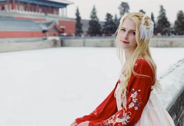 西方仙女俄罗斯姑娘一身粉红汉服让众多中国女生都自愧不如