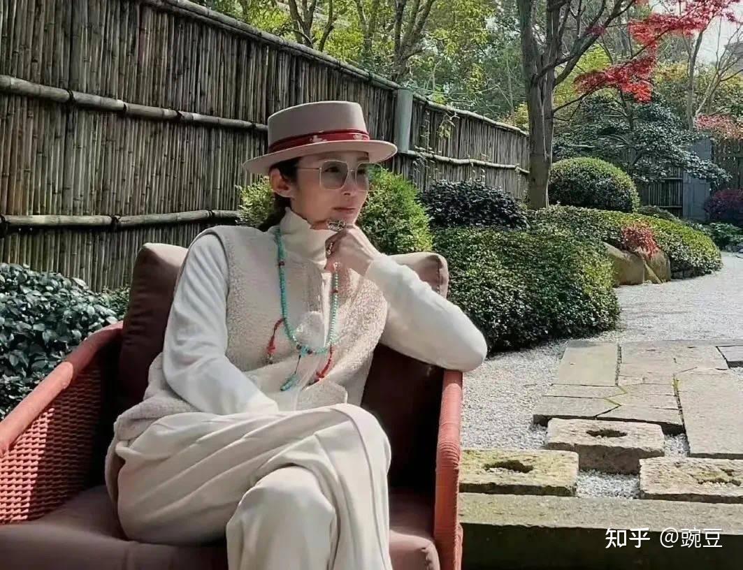 56岁张敏近照暴瘦引担忧,曾被大佬独宠9年,如今破产隐退风光不再 - 知乎