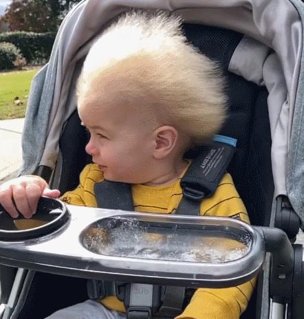 头发就像蒲公英上那些细细的白色小绒毛,在风中自由飘扬.