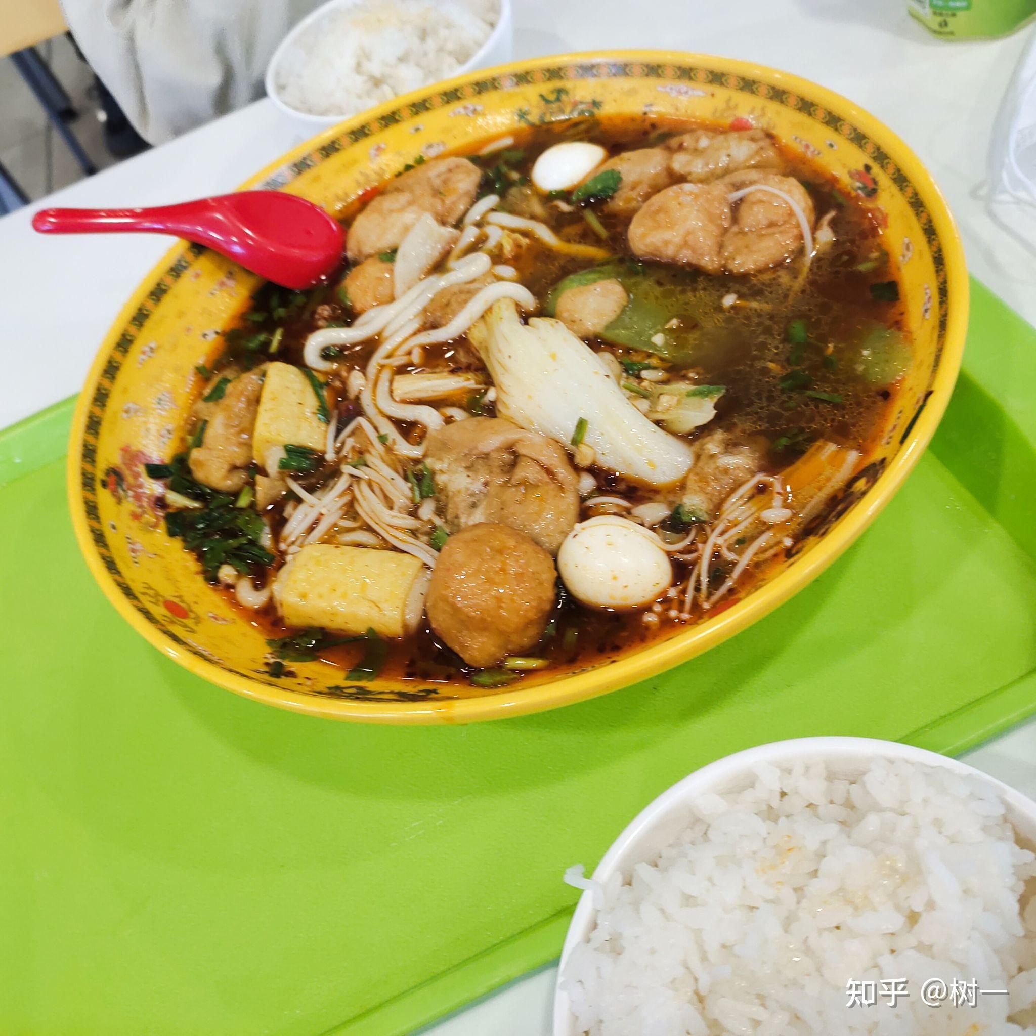 在上海建桥学院里就餐是一种怎样的体验?有什么推荐的食堂和美食?