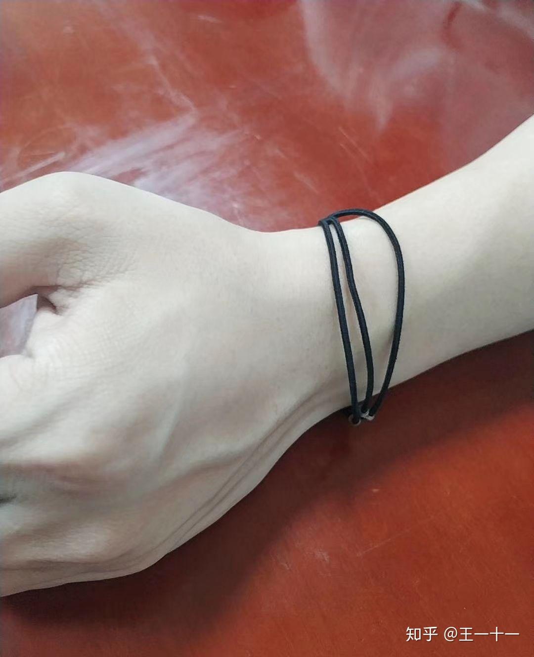 男生手上戴了皮筋是什么意思?