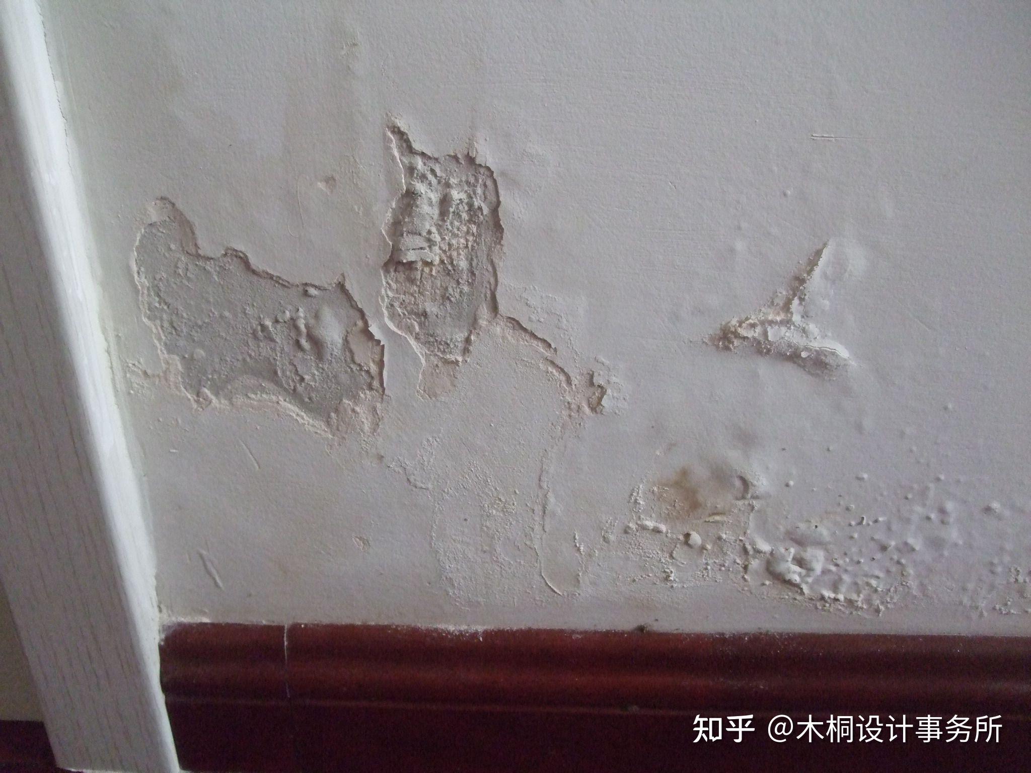 麻烦大家帮我看一下,墙面鼓包是油漆没做好还是门槛石的防水的问题?