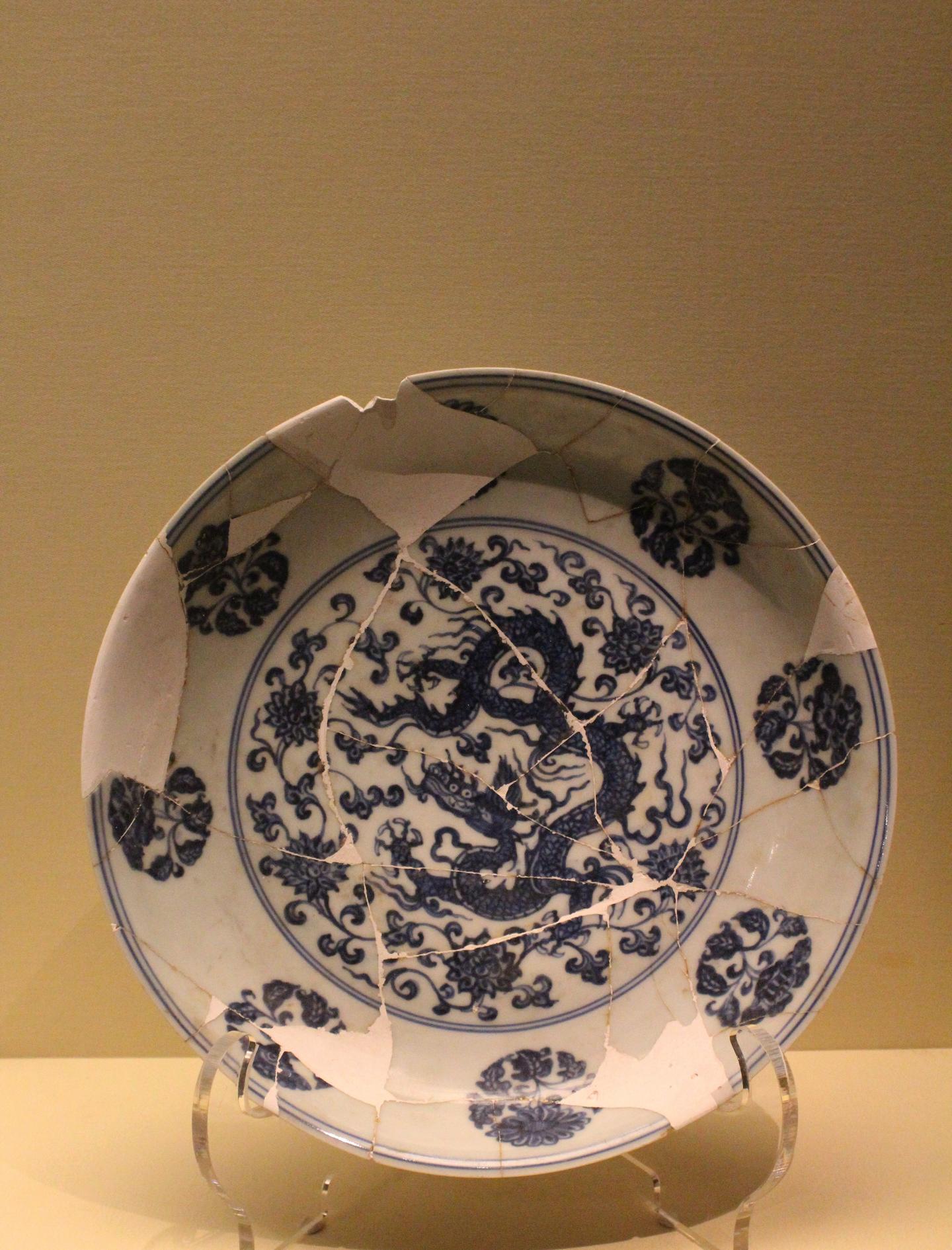 大明弘治年製 青花硯台 A fine yellow-ground and underglaze-blue 'gardenia' dish
