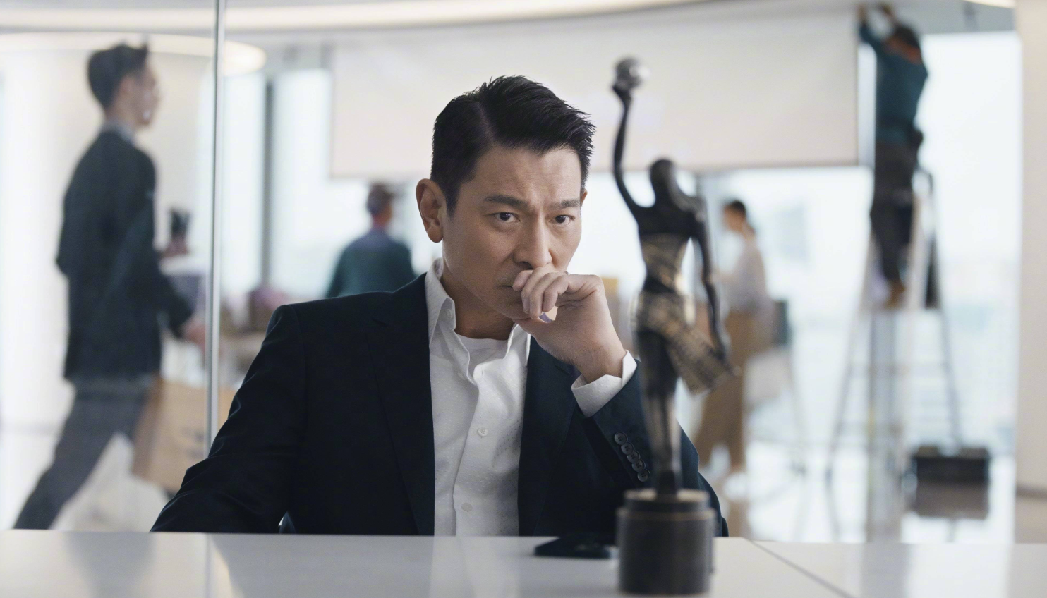 周围的每一个面孔,每一个摄像头,每一面屏幕都像是镜子,把刘德华关在