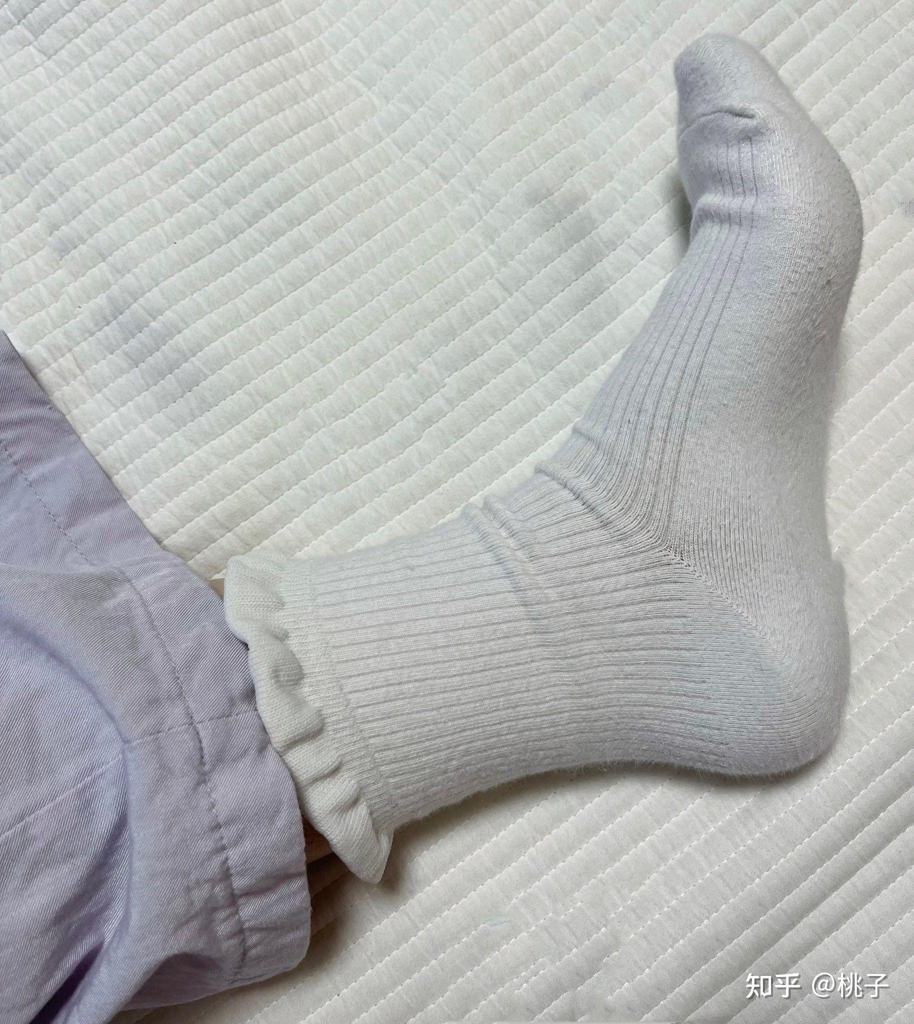 明知道白袜子最容易脏,但为什么还是有许多妹纸把白袜子当成自己袜子