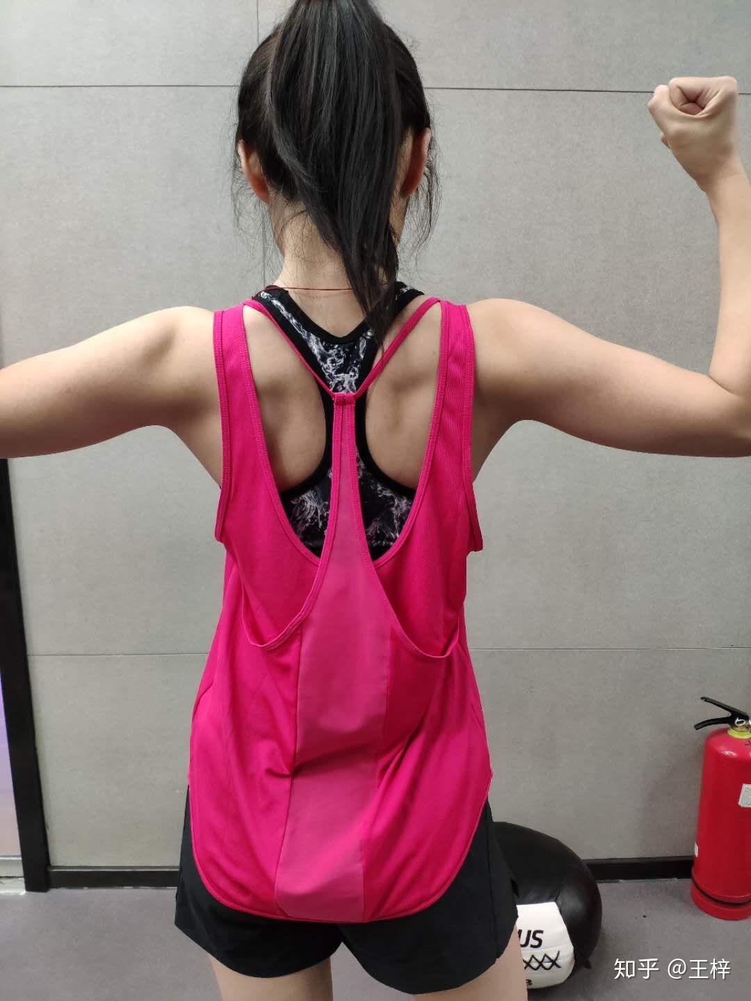 女生如何快速练出上背部的肌肉