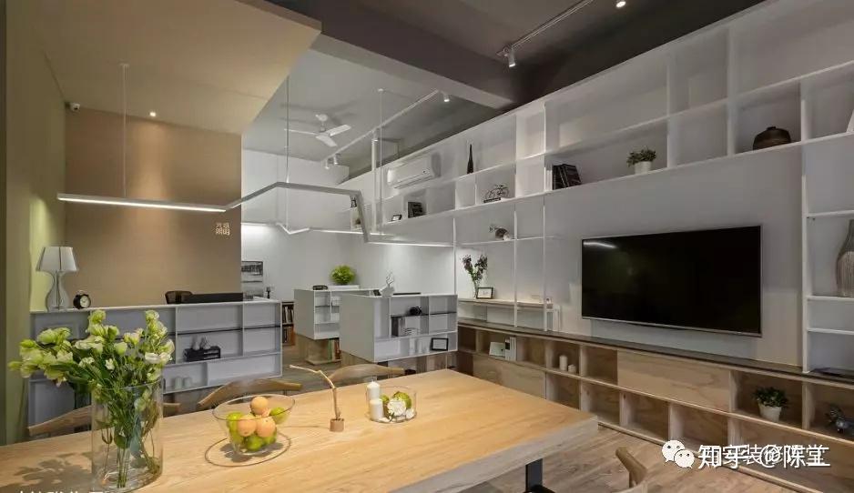 客厅不放茶几,用个多功能大桌子代替,怎么搭配沙发座椅?