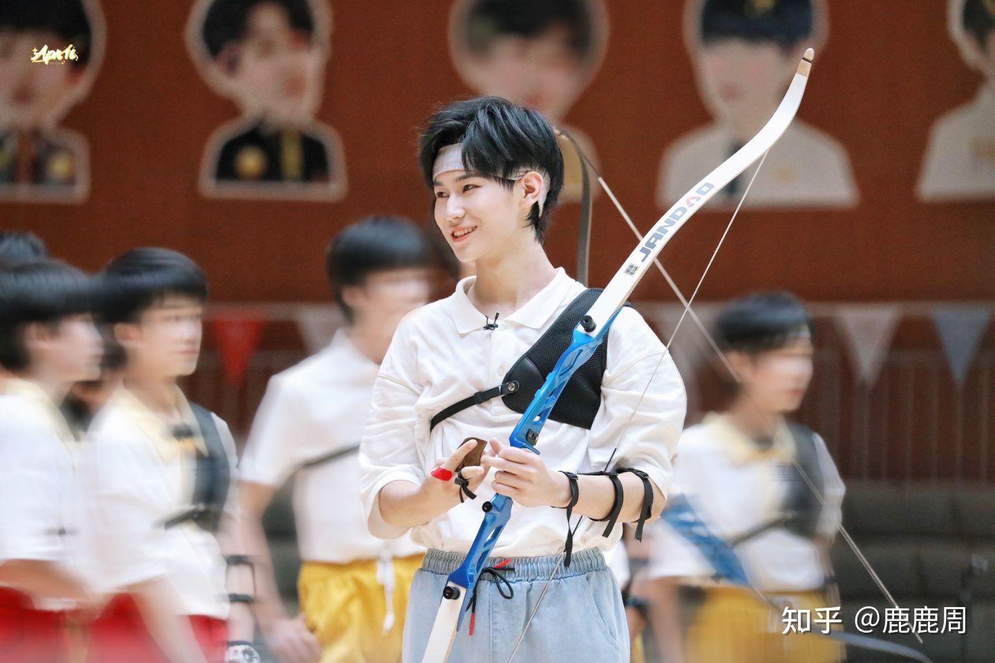 爱妻们请多来点张真源的图就像运动会图那样的还有少年梦游计里面飞行