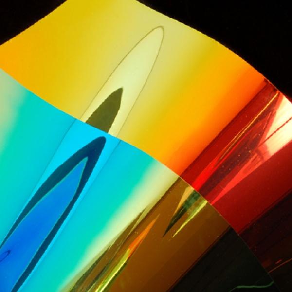 物体作为光源发出光和物体被光源照射之后反射出来的光在色彩上有什么