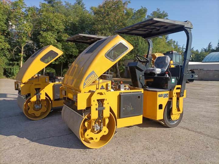 在找前钢轮后胶轮的小压路机?推荐路通3吨这款!