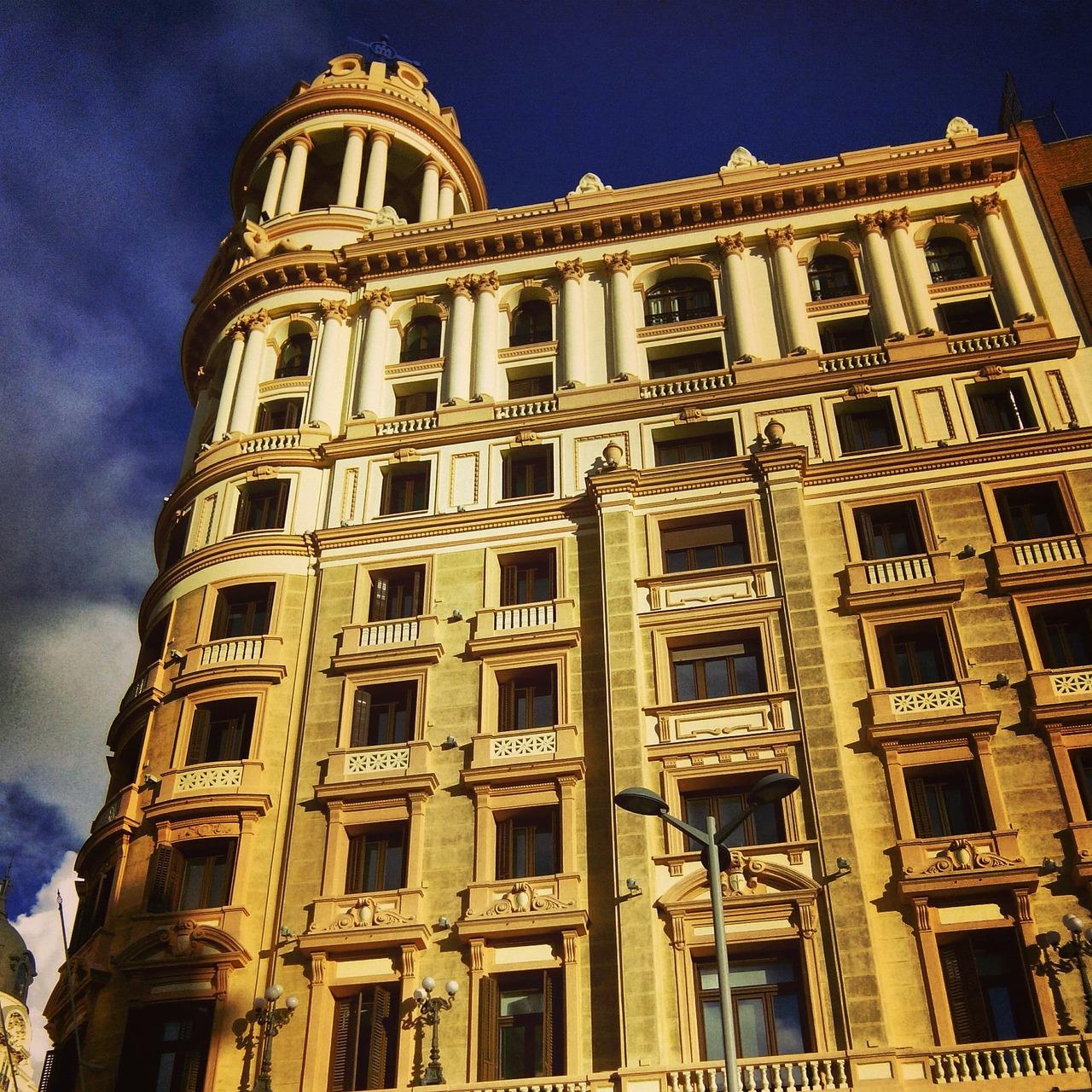 2. 创意视觉元素