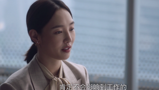 37岁全职主妇重返职场，被25岁年轻同事处处针对刁难，该怎么体面反击？