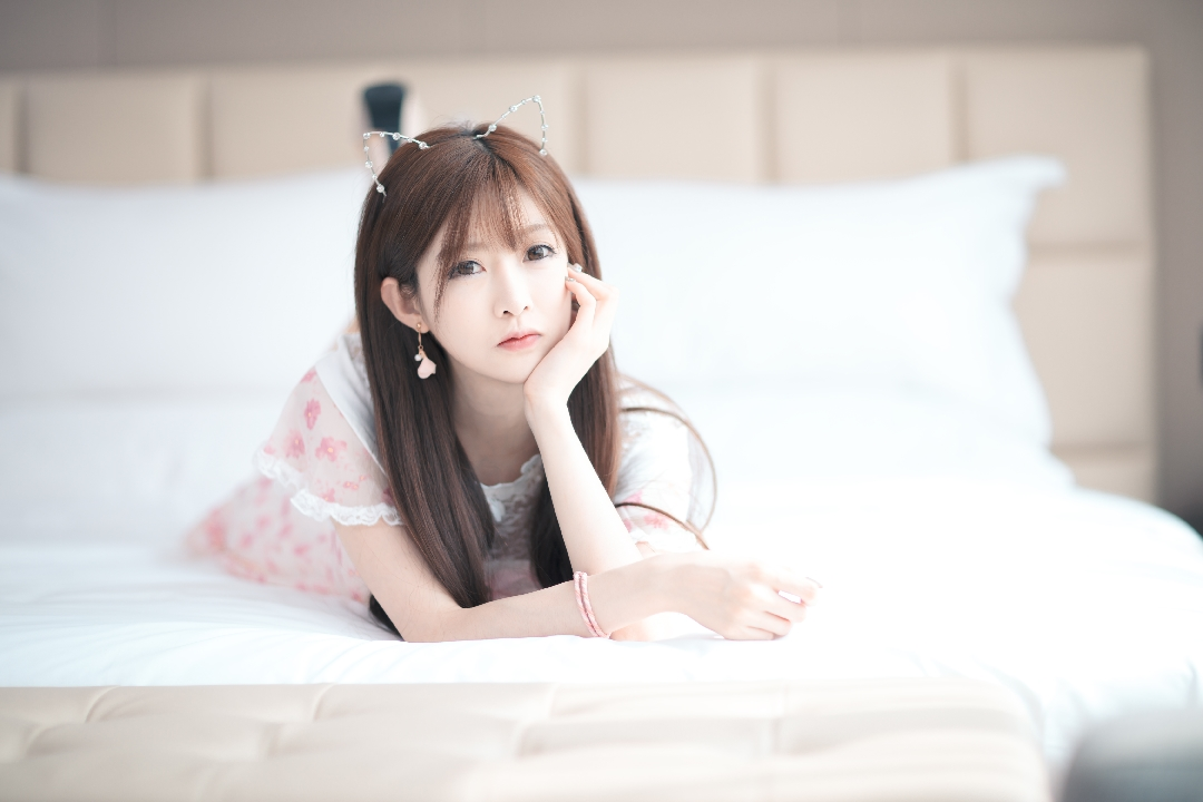 王羽杉白色吊带裙，咔嚓一笑，所有的烦恼都融化了-美学艺术库