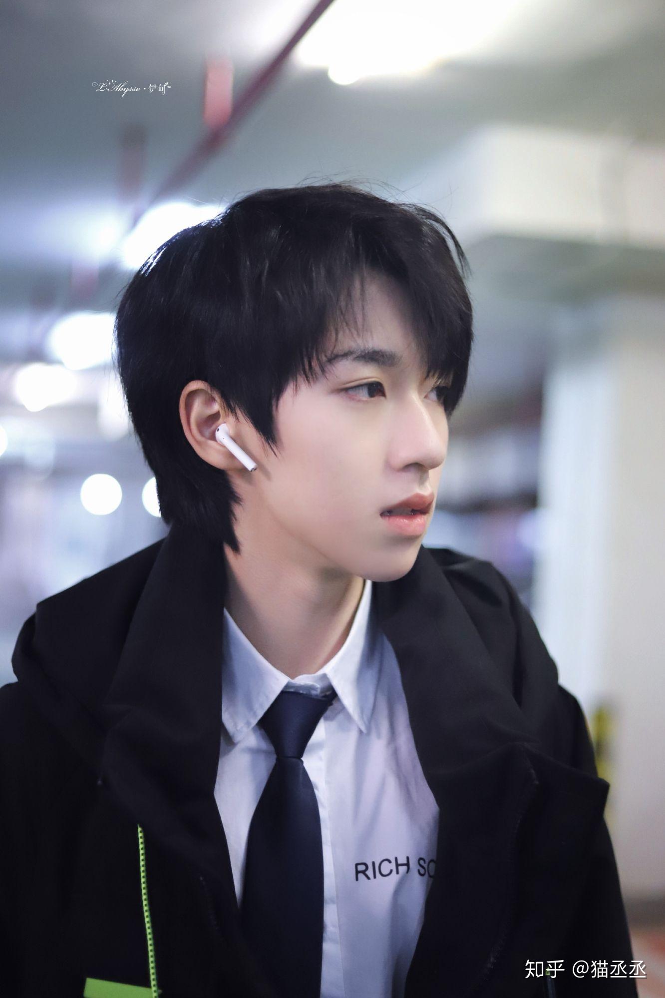 怎么看待贺峻霖越来越大的鼻子和油腻的气质