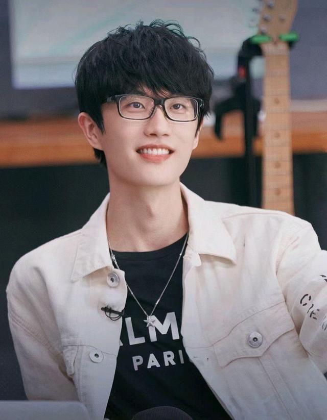 相册里有没有关于的许嵩照片? - 知乎