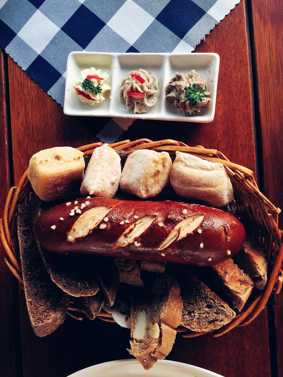 餐桌上刀叉摆放