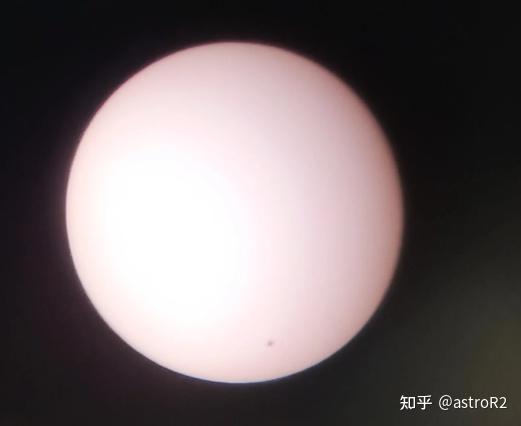 如果不小心用专业的天文望远镜看到太阳，眼睛真的会立即瞎掉么？