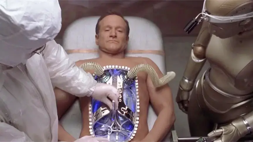 机器人为获得人类认可在自己体内植入器官电影机器管家