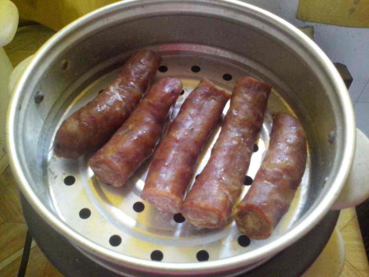 四川香肠蒸好还是煮好我的做法是蒸蒸熟后开始时还蛮软但变凉后会硬