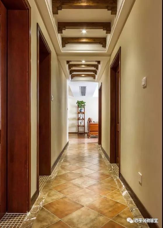 室外过道正对入户门室内走廊较长如何装修