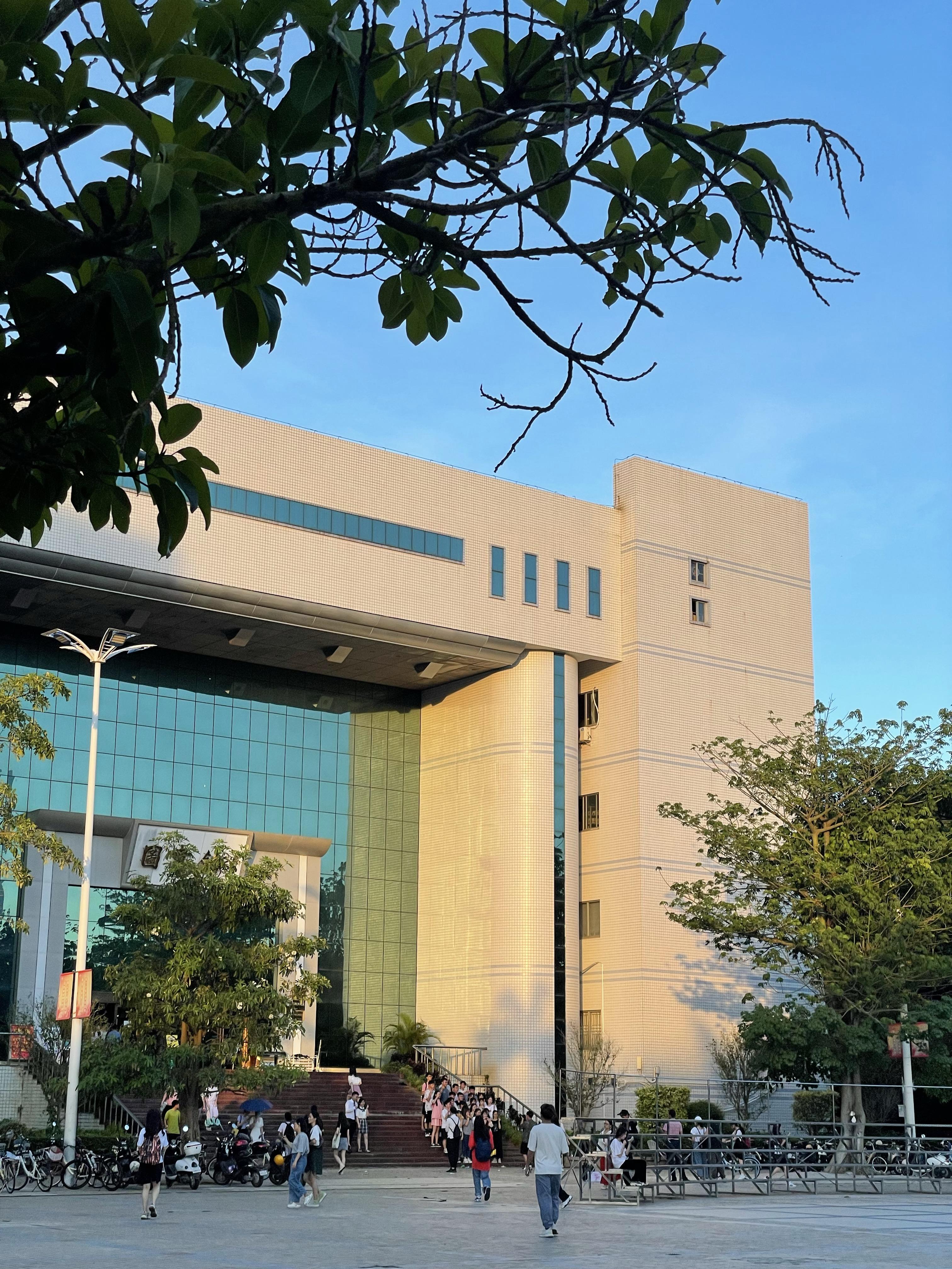 岭南师范学院怎么样?(岭南师范学院可以读研究生吗)