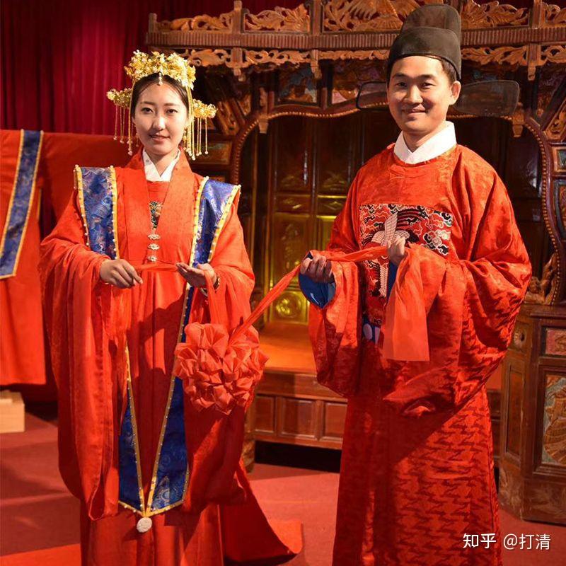 如何看待中式婚服是满服而不是汉服?