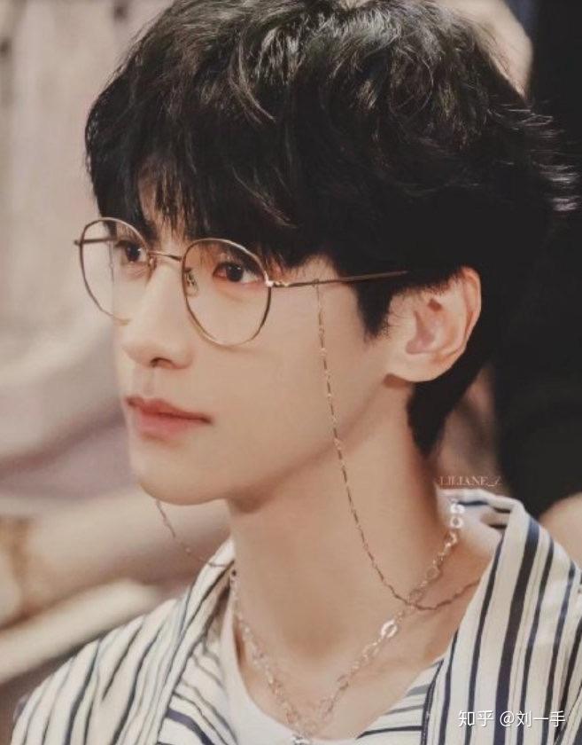 能发一些戴眼镜的帅哥斯文败类照片给我吗真的好喜欢啊