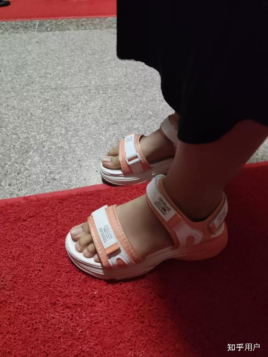 各位有什么推荐小女孩光脚穿的凉鞋吗?