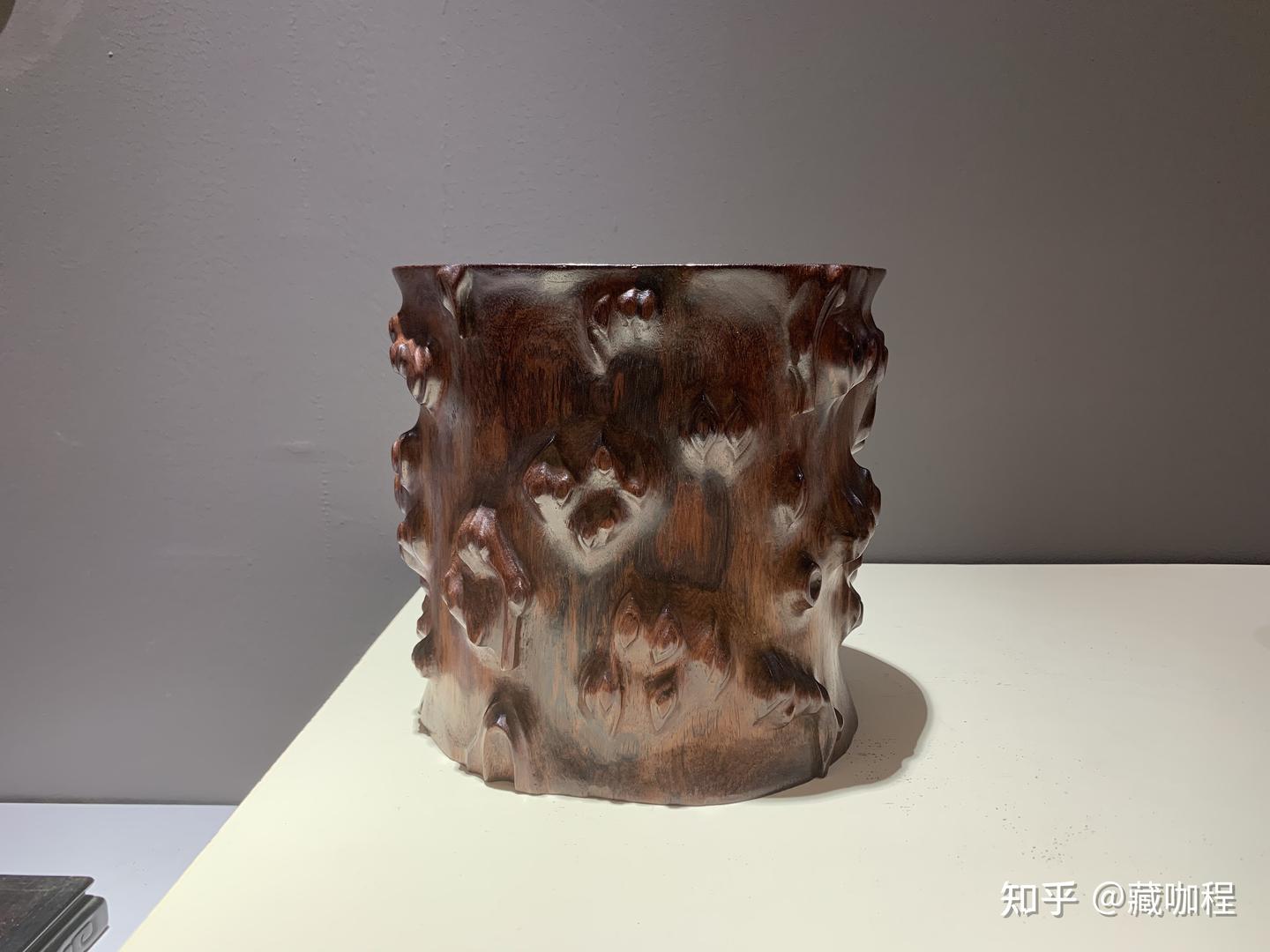 表面不平却开门无比，黄花梨树瘤笔筒全场最低- 知乎