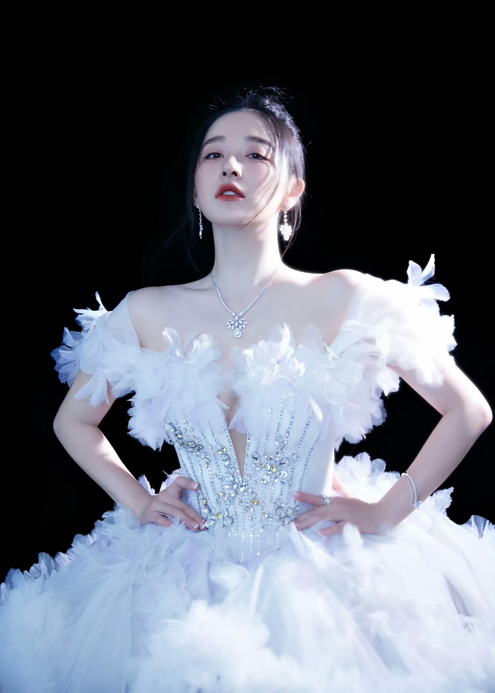 阚清子最新美照分享,白纱镶钻低胸梦幻礼服裙,朦胧优雅好美啊!