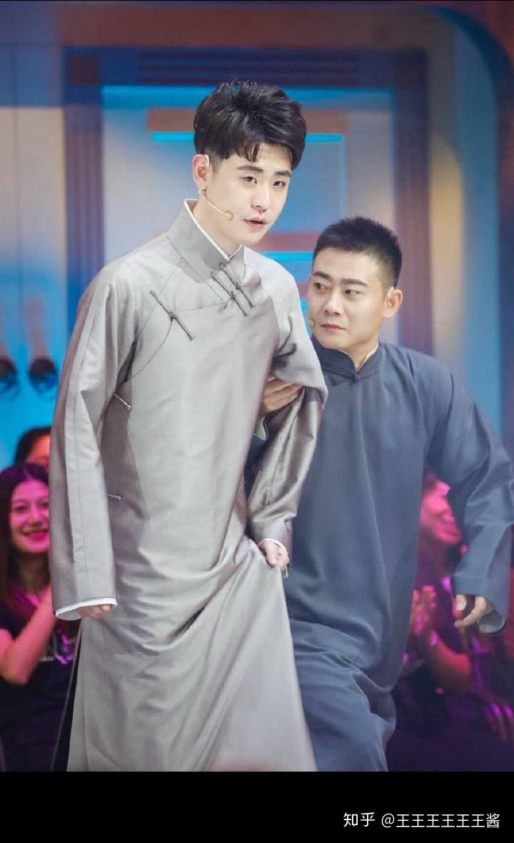 德云社相声演员上台为何穿着大褂(长衫)?