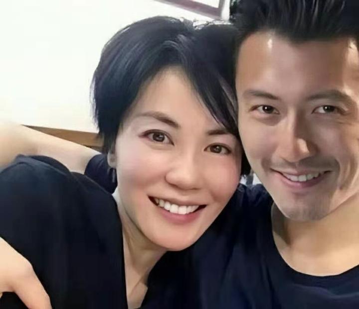 王菲现身机场小腹隆起疑似怀孕她和谢霆锋终于盼来了这一天