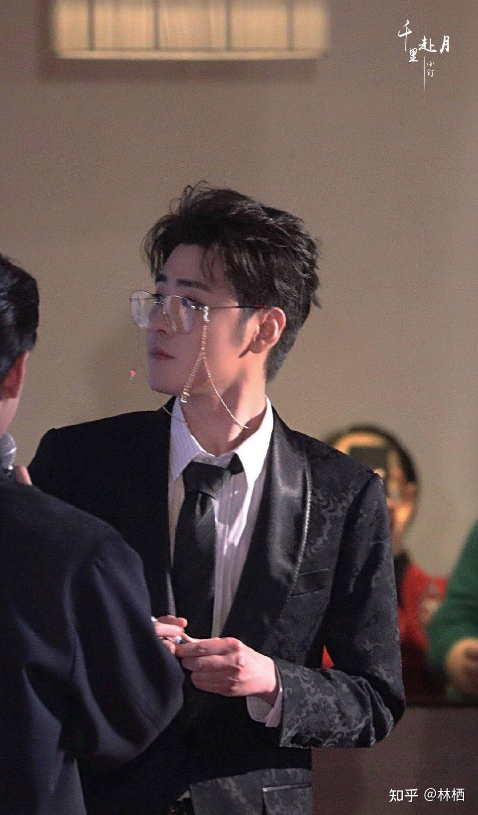 求大家帮忙找个歌手参加过歌唱比赛戴眼镜男的