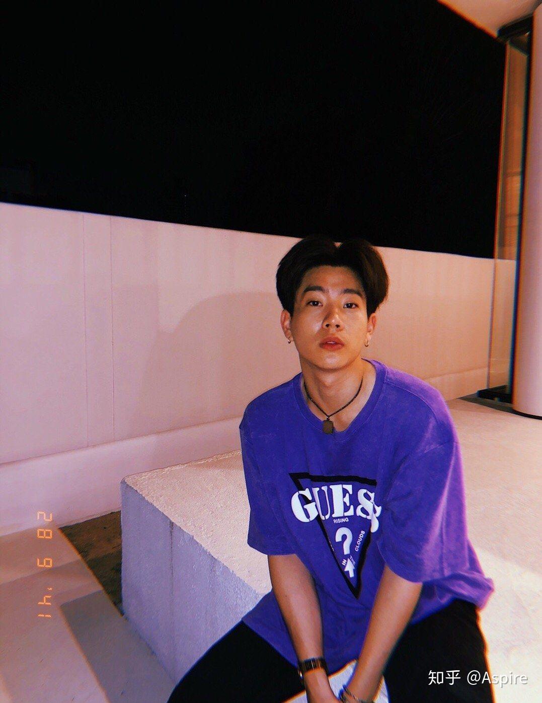 我想知道泰国明星off到底是个怎样的人,我才进泰圈没有多久,看微博时