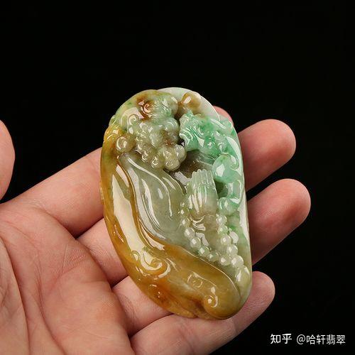 王健林花1700万买下一只三色翡翠手镯，网友直呼：太像假货了！ - 知乎