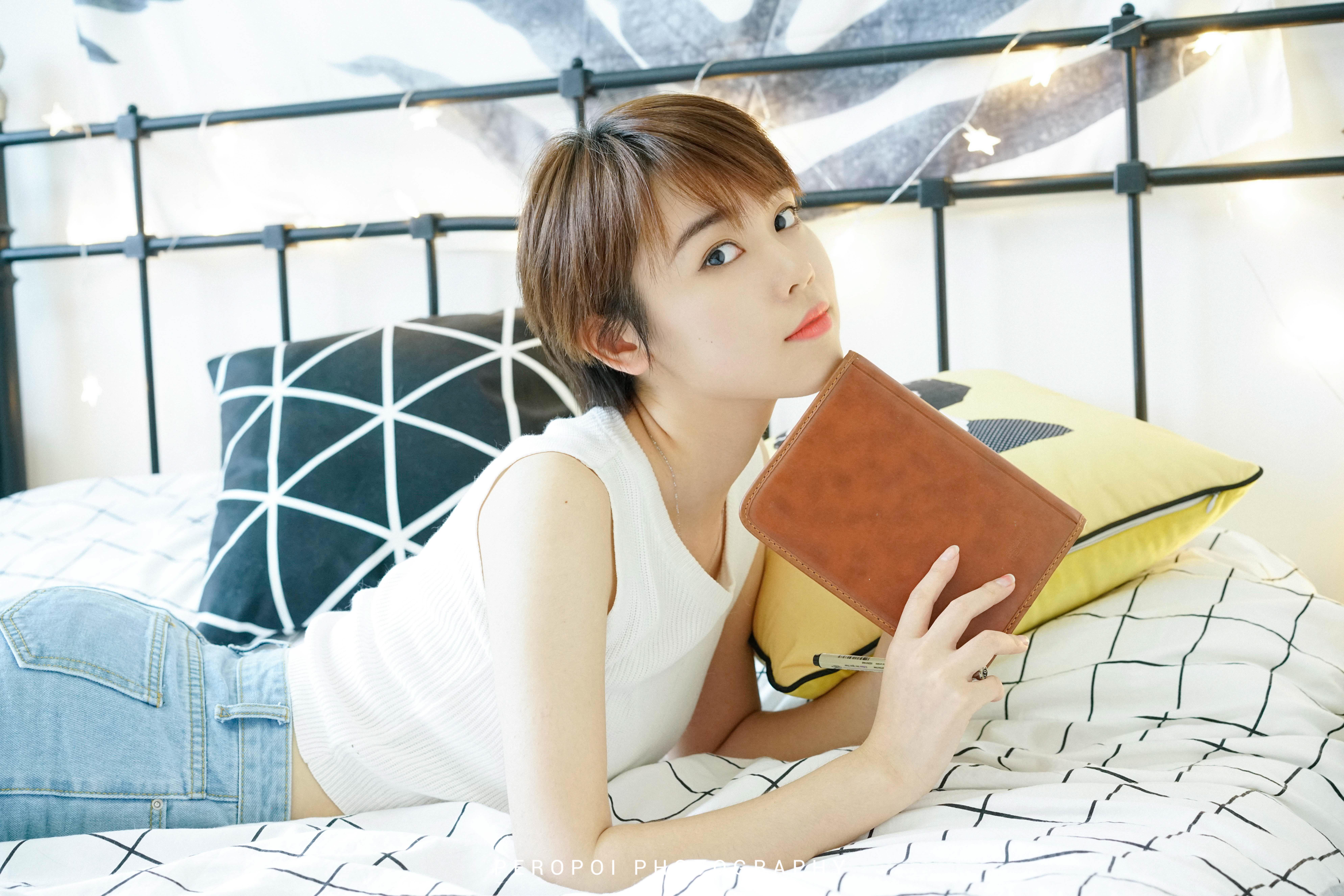 短发女生拍写真怎么摆姿势表情好看?