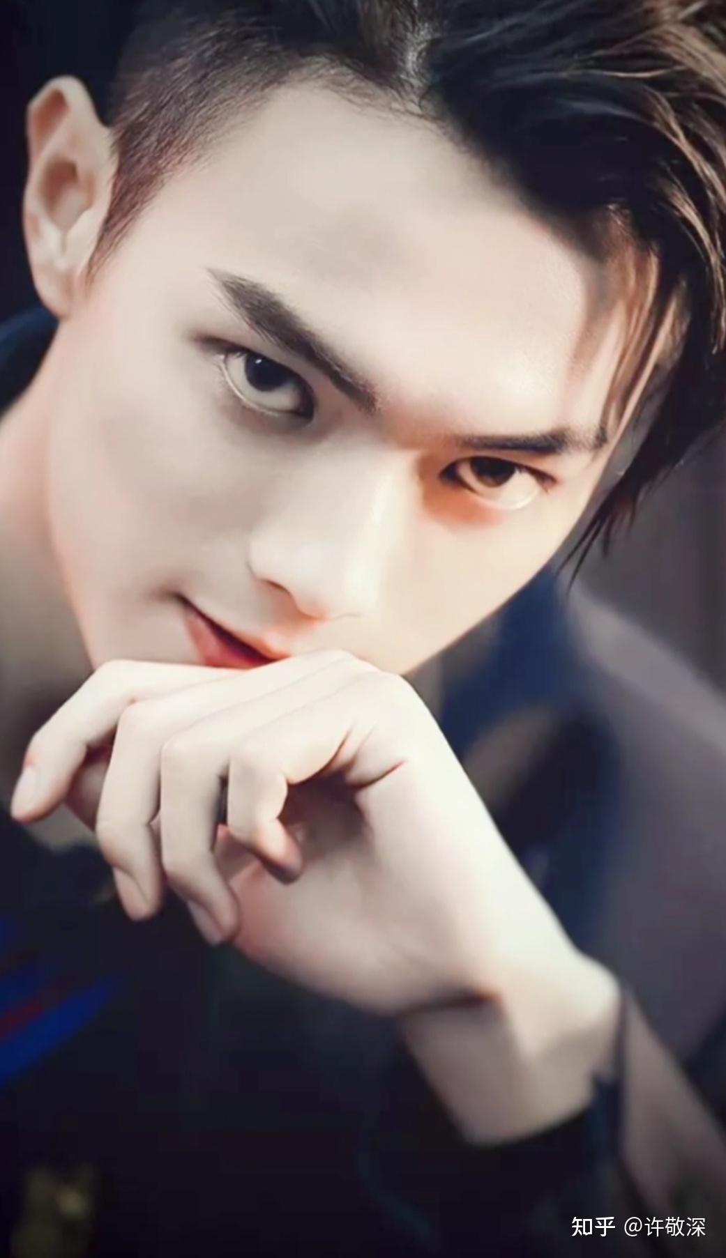 有没有许凯的氛围感帅照