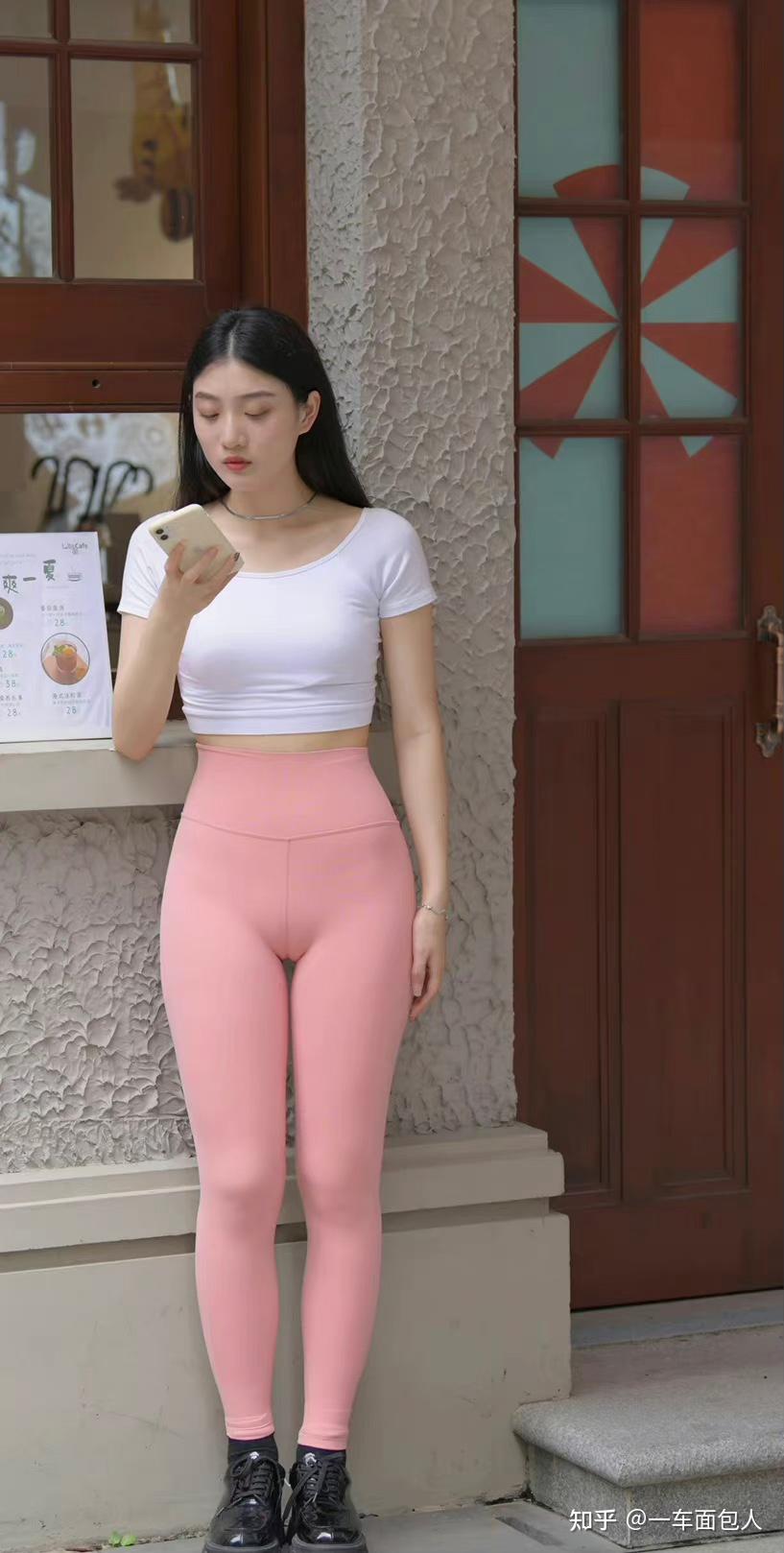 女生穿瑜伽裤爬山是不是很不雅观? - 知乎